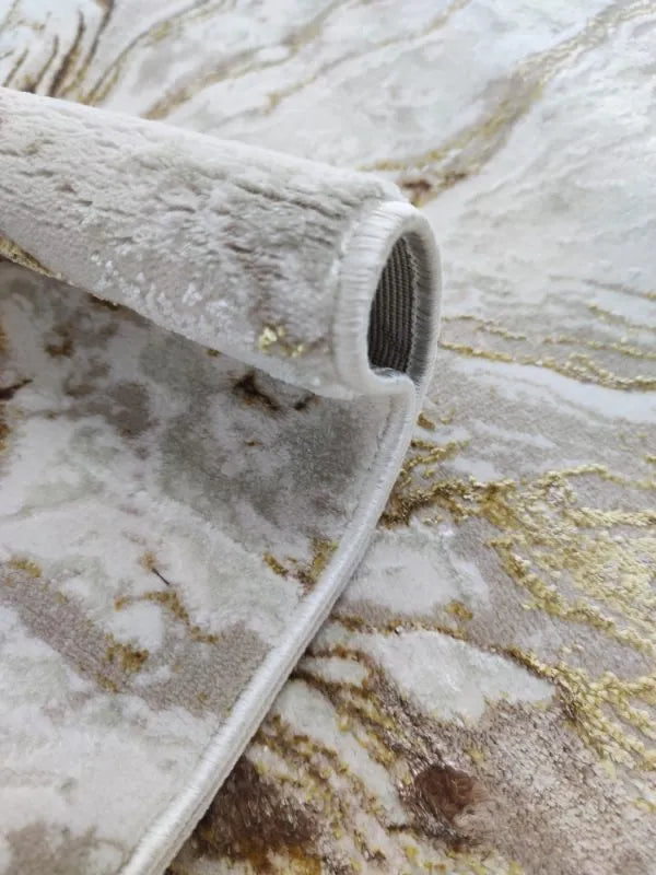 Alfombra dorada de Zara