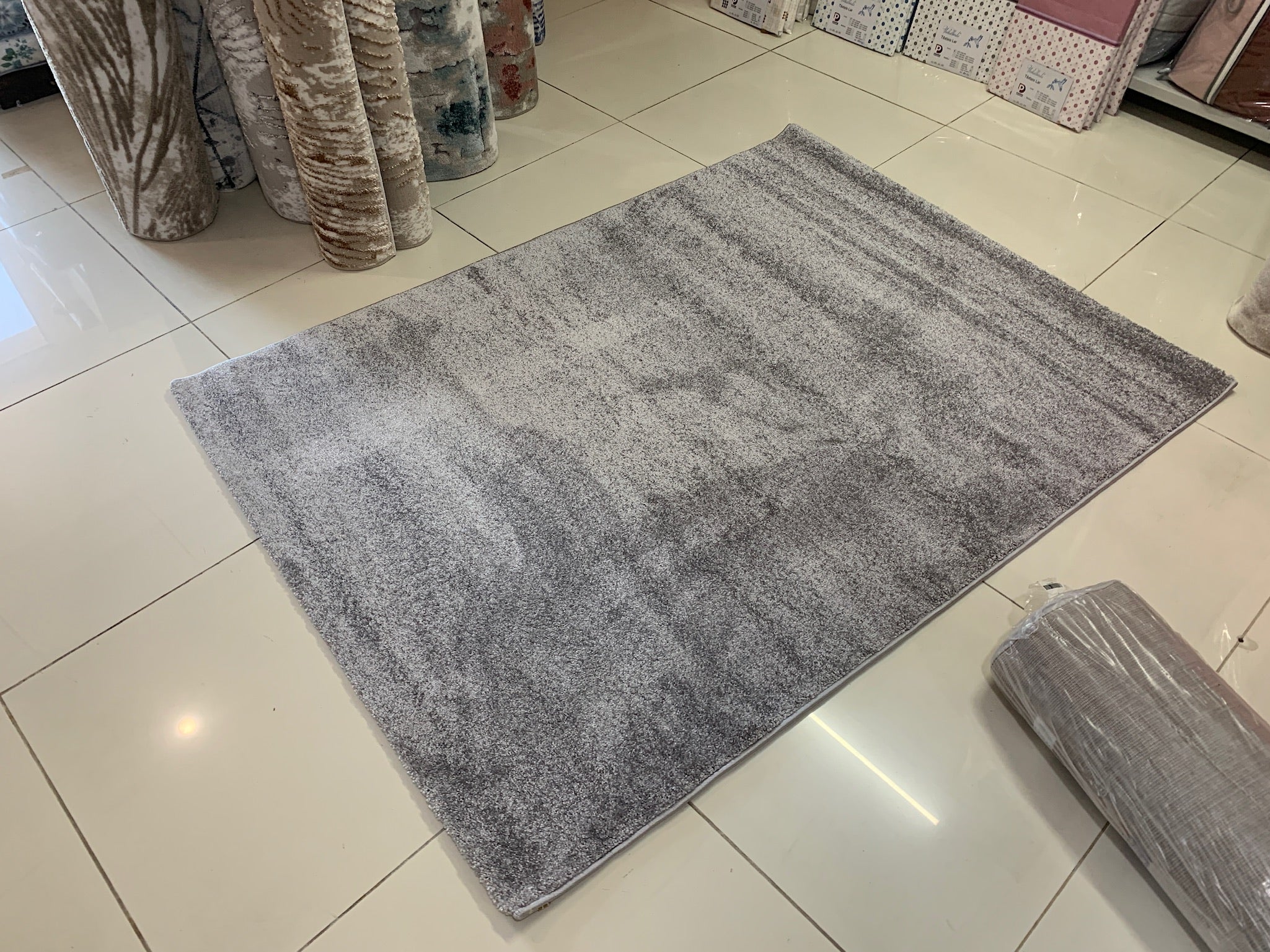 Alfombra lisa de pelo corto gris claro - Monaco