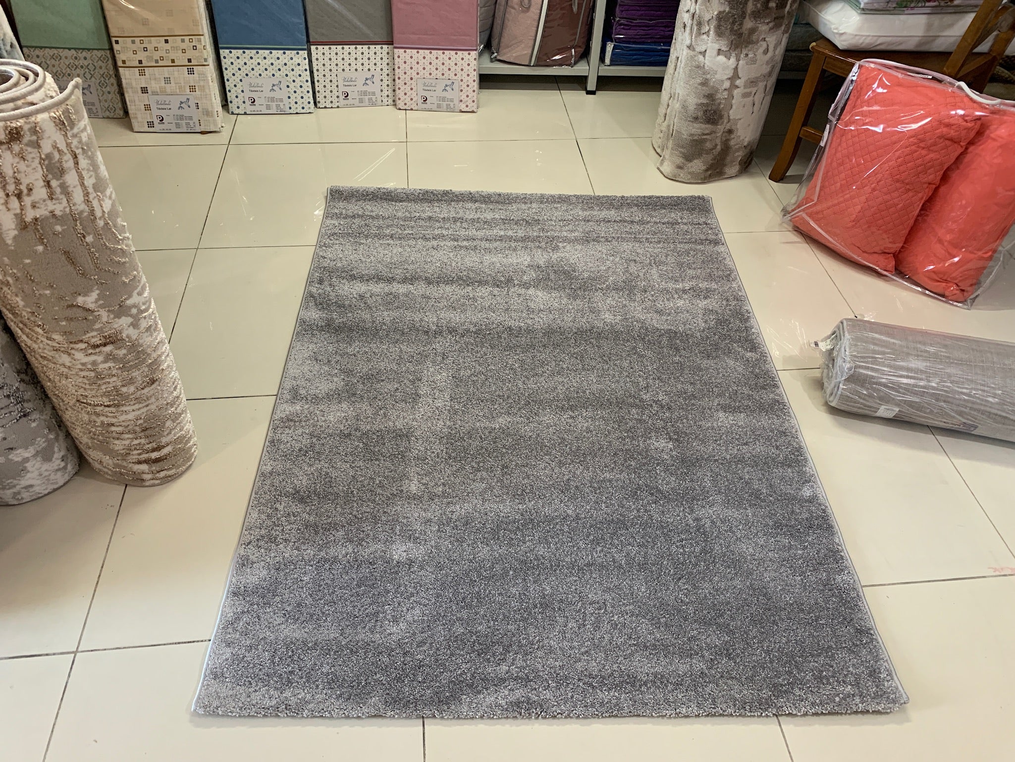 Alfombra lisa de pelo corto gris claro - Monaco