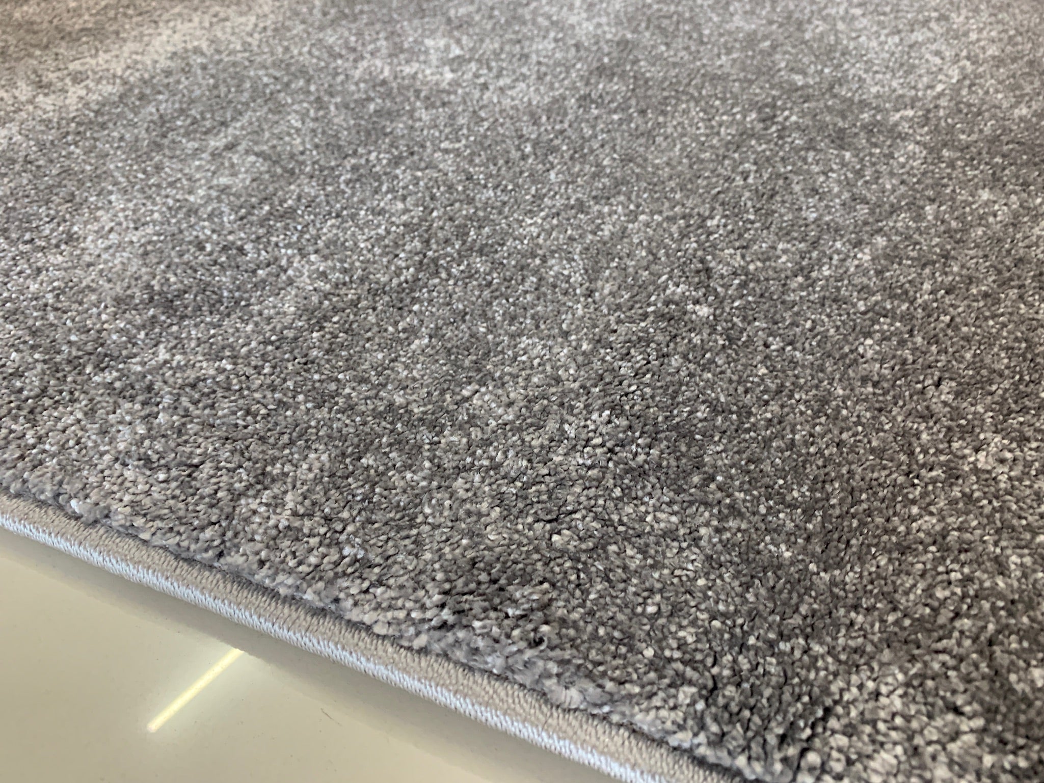 Alfombra lisa de pelo corto gris oscuro - Monaco