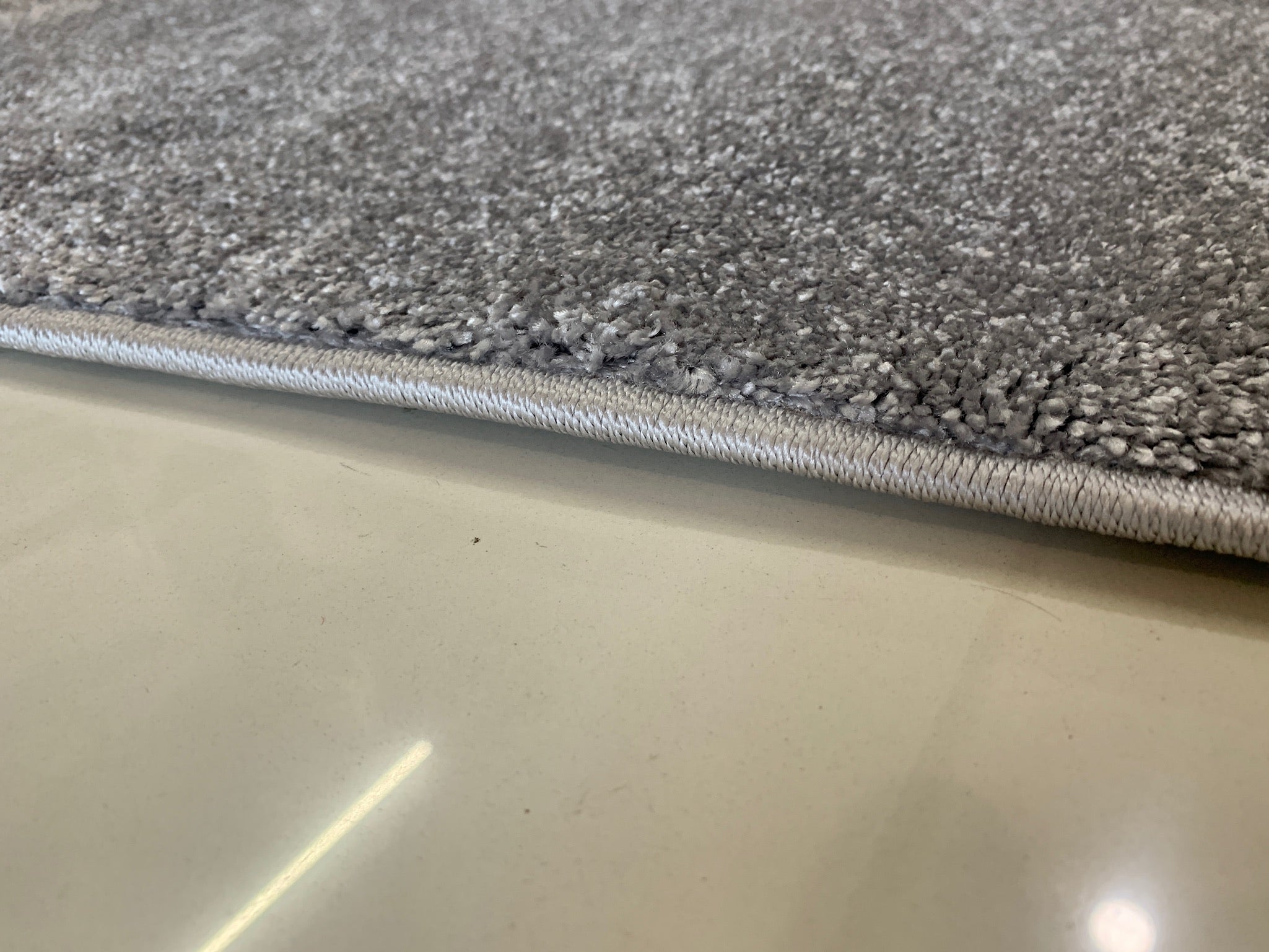 Alfombra lisa de pelo corto gris oscuro - Monaco