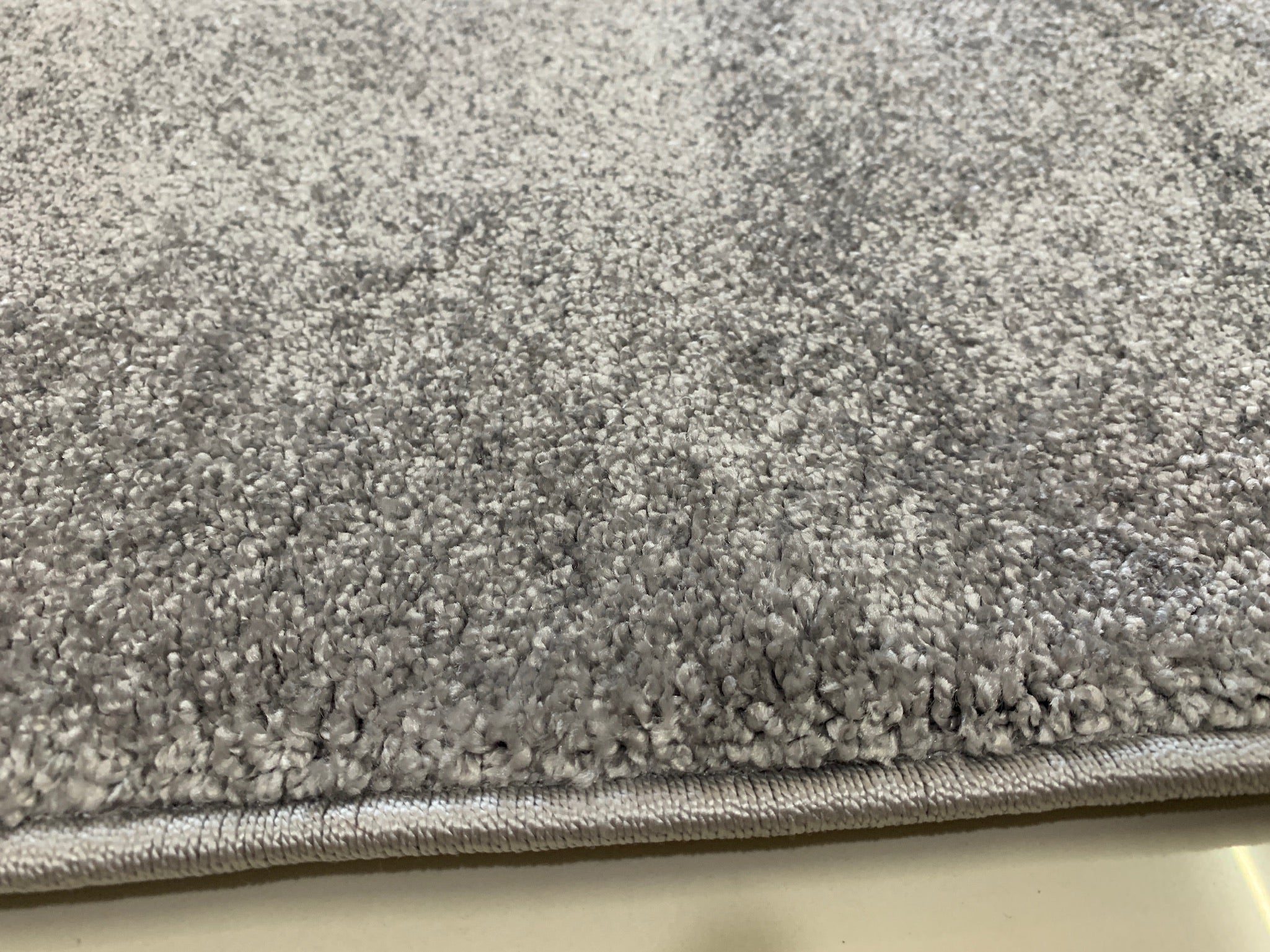 Alfombra lisa de pelo corto gris oscuro - Monaco