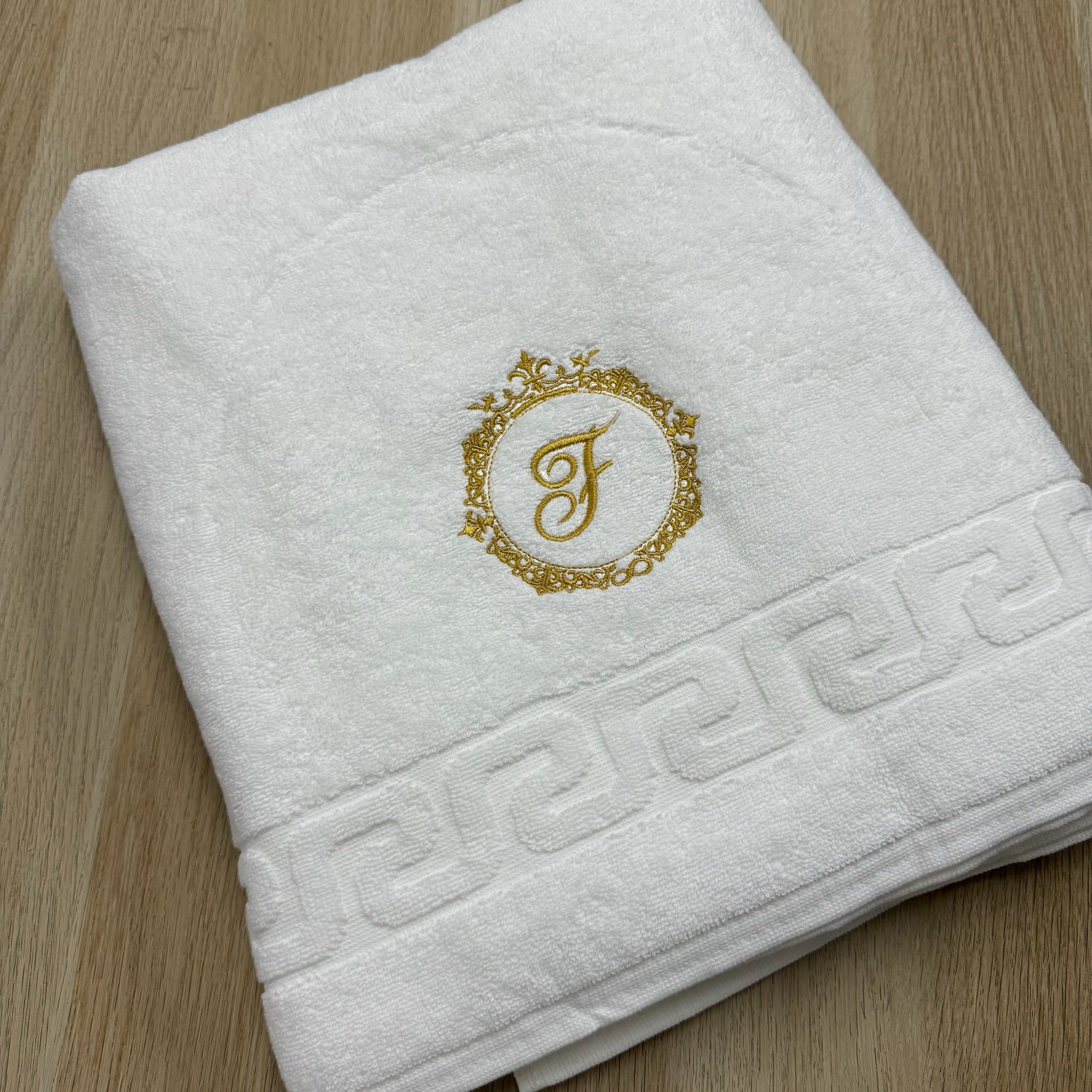 Toalla blanca personalizada con monograma 
